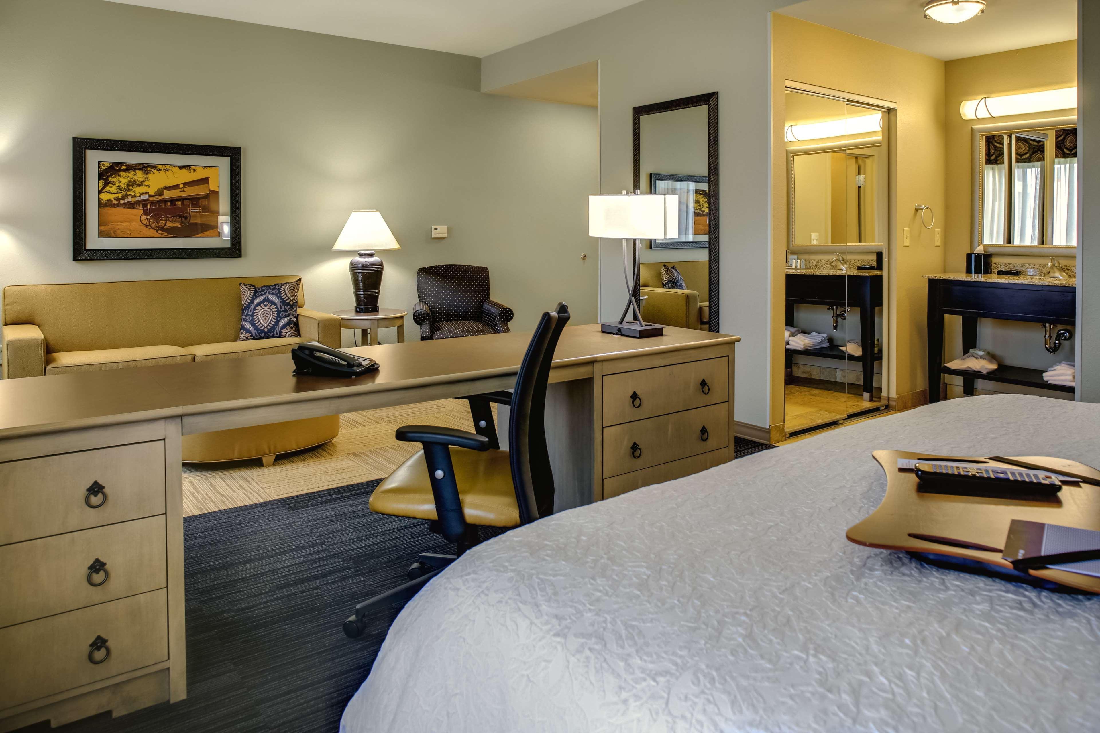 Hampton Inn & Suites Dodge City Boot Hill Casino Экстерьер фото